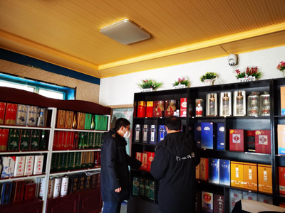 新右旗市場監(jiān)管局(知識產(chǎn)權局)開展酒類市場打假治劣專項執(zhí)法行動